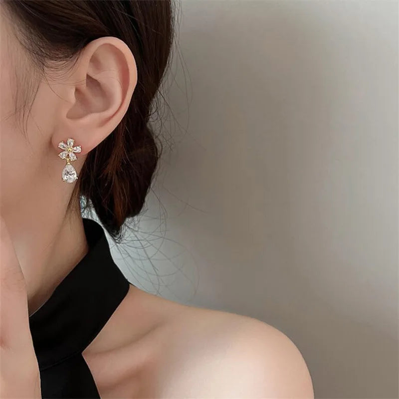925 Silver Needle Korean Edition Crystal Flower Autumn and Winter Temperament Small and Luxury High Grade Design Earrings Gothic